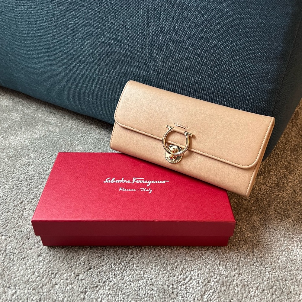 NWOT Ferragamo // clasp long wallet